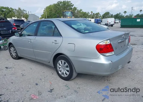 2005 Toyota Camry Std z USA, uszkodzony, nr VIN 4T1BE32K95U381773
